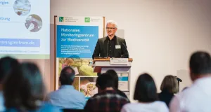 Michael Pütsch, stellvertretende Leitung des Monitoringzentrums moderiert die Begrüßung der Fachtagung.