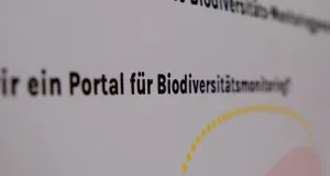 Die Worte "ein Portal für die Biodiversität" sind auf einem Plakat in Großaufnahname dargestellt