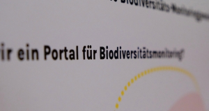 Die Worte "ein Portal für die Biodiversität" sind auf einem Plakat in Großaufnahname dargestellt
