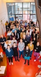 Eine große Gruppen von Menschen steht im Foyer blickt nach oben