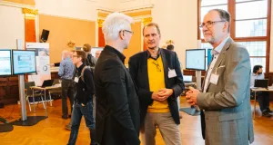 Gespräch zwischen Michael Pütsch, stellvertretende Leitung des Nationalen Monitoringzentrums zur Biodiversität, Prof. Dr. Dirk Messner, Präsident des Umweltbundesamtes, Dr. Michael Bilo, Leitung der Abteilung Digitalisierung und Naturschutzinformation am Bundesamt für Naturschutz