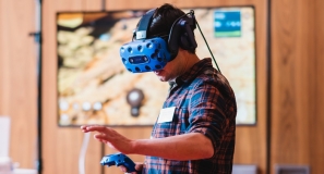 Eine Person mit Virtual Reality Brille. 