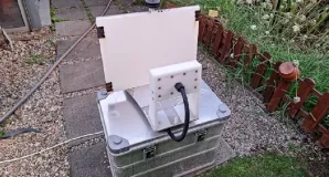 Die Fotofalle, auch bekannt als AMI-Falle, ist ein Gerät, das speziell für den Fang nachtaktiver Fluginsekten entwickelt wurde. Das Besondere an ihr ist, dass sie mit künstlicher Intelligenz arbeitet, um die Insekten zu identifizieren. Das bedeutet, dass die Fotofalle nicht nur Bilder macht, sondern auch automatisch erkennt, um welche Art von Fluginsekt es sich handelt. Das ist sehr hilfreich für die Forschung und die Überwachung von Insektenpopulationen, vor allem nachts. 