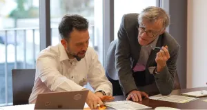 Zwei Männer diskutieren an einem Tisch