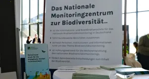 Nahaufnahme des Infostands des Monitoringzentrums