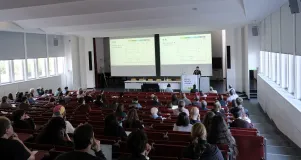 Ein Mann steht am Podium und hält einen Vortrag in einem Hörsaal