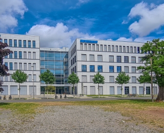 Die Büros des Monitoringzentrums befinden sich in der Liegenschaft des Bundesamtes für Naturschutz (BfN) in Leipzig auf dem Gelände der Alten Messe.