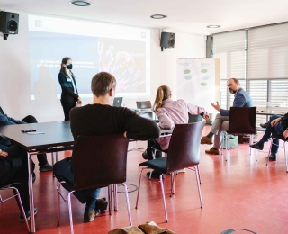 Verschiedene Workshop Teilnehmende diskutieren die Ziele für das Gesamtkonzept zum bundesweiten Biodiversitätsmonitoring auf der Fachtagung des NMZB. Es modieriert Frau Lachmann vom NMZB.