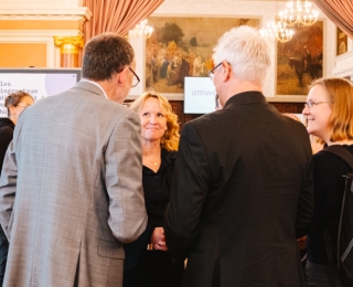 Am Thementisch steht Bundesumweltministerin Steffi Lemke in der Mitte. Sie ist im Gespräch mit Michael Pütsch (stellvertretender Leiter des NMZB) und Dr. Michael Bilo (Leiter der Abteilung I 1 Digitalisierung, Naturschutzinformationen am BfN).