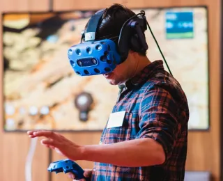 Eine Person mit Virtual Reality Brille. 