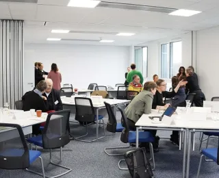 Mitglieder des Steuerungsgremiums und des Grundschatzfachgremiums sitzen beim ersten gemeinsamen Treffen am 12.12.2023 in Leipzig zusammen.