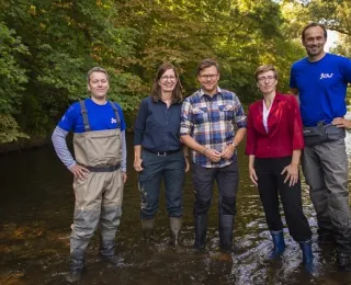 FLOW Koordinator Roland Bischof (DAFV/iDiv), Projektleiterin Prof. Dr. Aletta Bonn (Universität Jena, UFZ und iDiv), Bundesumweltminister Carsten Schneider, Dr. Karin Glaser (Leiterin des Nationalen Monitoringzentrums zur Biodiversität) und Alexander Seggelke (Geschäftsführer des Deutschen Angelfischerverband) 